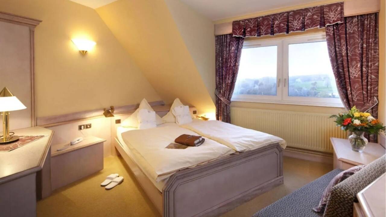 Komfortable Zimmer mit Blick auf Wälder und Täler bieten einen ruhigen Ort zum Entspannen.